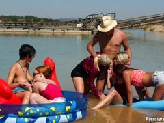 Grupo, Lesbiana, Orgía, Al aire libre, Público, Satén, Intercambio de parejas, Mojado