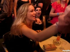 Amateur, Grosse bite, Homme nu et filles habillées, Dansant, Groupe, Talons, Fête, Echangistes