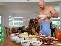 Grosser schwanz, Schwarz, Blasen, Braunhaarige, Schwarz, Riesenschwanz, Ablutschen, Jungendliche (18+)