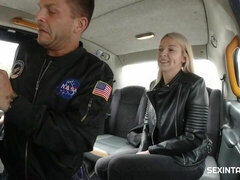 Grosser arsch, Blondine, Auto, Hundestellung, Masturbation, Penis, Öffentlich, Titten