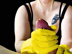 Gros seins, Homme nu et filles habillées, Femme dominatrice, Gants, Branlette thaïlandaise, Embrassement, Pov, Nénés