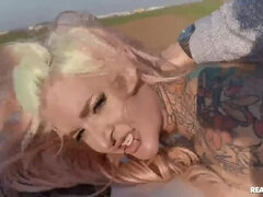 Grosse titten, Blondine, Kehlenfick, Hd, Milf, Im freien, Tätowierung