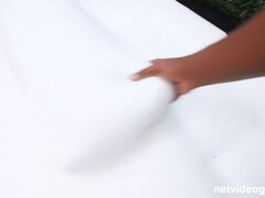 Gros cul, Brunette brune, Éjaculation interne, Gorge profonde, Hd, Piercing, Rasée, Tatouage