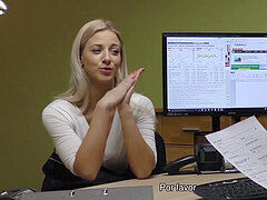 LOAN4K. No es un audition porno, pero Nathaly Teges debería follar con un agente de préstamos