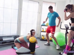 Stellung 69, Arsch, Grosse titten, Blasen, Braunhaarige, Aufs gesicht abspritzen, Flotter dreier, Titten