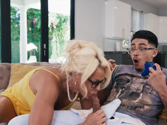 Amerikanisch, Blondine, Geschnappt, Hochschule, Handjob, Interrassisch, Tätowierung, Titten