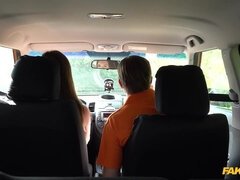 Enthousiasteling, Pijpbeurt, Bruinharig, Auto, Diep in de keel, Sperma in gezicht, Natuurlijke tieten, Tieten likken