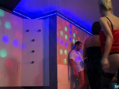 Vestidas, Bailar, Muñeca, Lesbiana, Orgía, Satén, Ducha, Mojado