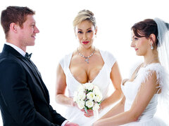 Спальня, Две девушки, Поцелуи, Лизание, Белье, Киски, Втроем, Свадьба