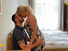 ブロンド, エロ熟女, 爸, Hd, キス, なめる, 母, タトゥー