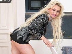 素人, デカ尻, ブロンド, 指いじり, オナニー, 淫乱熟女, 一人, ストリッピング