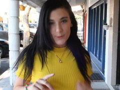 En gros plan de très près, Dansant, Extrême, Doigter, Masturbation, Orgasme, Public, Solo