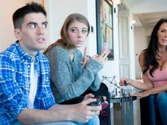 Большие сиськи, Брюнетки, Грудастые, Собачьи, Лизание, Милф, Бритые, Сиськи