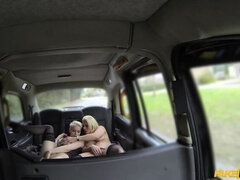 Gros seins, Voiture, Néerlandais, Doigter, Lesbienne, Masturbation, De plein air, Chatte