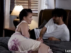 Sucer une bite, En levrette, Groupe, Fille latino, Mature, Belle mère, Plan cul à trois, Vierge