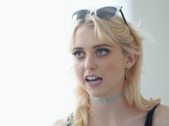 Blonde, Sucer une bite, Tir de sperme, Gorge profonde, Chatte, Nénés, Vierge