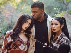 Grote lul, Zwart, Pijpbeurt, Bruinharig, 1 man 2 vrouwen, Interraciaal, Tiener, Tieten likken