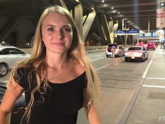 18 jaar, Dichtbij, Dansen, Extreem, Masturbatie, Orgasme, Openbaar, Kousen