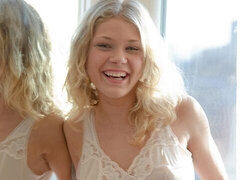 Enthousiasteling, Grote kont, Grote mammen, Blond, Vingeren, Kort haar, Alleen, Strippen