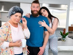 Amateur, Gros cul, Grosse bite, Gros seins, Sucer une bite, Brunette brune, En levrette, Avaler