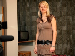 Leie, Blondine, Blasen, Hundestellung, Handjob, Rasiert, Strümpfe, Titten