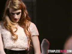 18, 足フェチ, ヒール, レズビアン, なめる, 穴開きパンティ, オマンコ, ペニスバンド