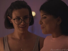 Tussi, Grosser arsch, Braunhaarige, Dildo, Fingern, Hardcore, Muschi, Weibliche ejakulation