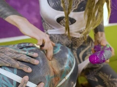 In den arsch, Verrückt, Dildo, Doppelpenetration, Grufti, Lesbisch, Nackt, Tätowierung