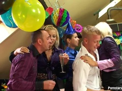 Tir de sperme, Fait maison, Lesbienne, Orgie, Fête, Satin, Douche, Jarretelles