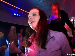 Enthousiasteling, Naakte man aangeklede vrouw, Gek, Vrouw, Groep, Orgie, Swinger, Tieten likken