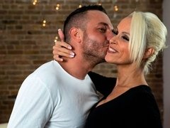 Grosse titten, Blasen, Puppe, Handjob, Küssen, Milf, Strümpfe, Tätowierung