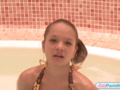 Leie, Grosser arsch, Grosse titten, Bikini, Braunhaarige, Nippel, Dusche, Jungendliche (18+)