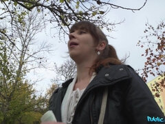 Sucer une bite, Brunette brune, Faciale, Jeans, Seins naturels, Pov, Chaussettes, Nénés