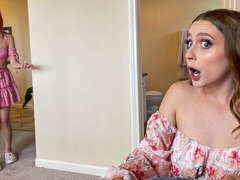 18 ans, Gros cul, Grosse bite, Gros seins, En levrette, 2 femmes 1 homme, Pov, Maigrichonne