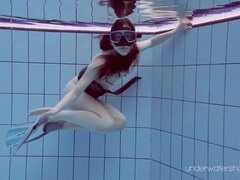 Brunette brune, Tchèque, Européenne, De plein air, Piscine, Public, Nénés, Sous marin