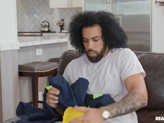 Grosse titten, Schwarz, Blasen, Aufs gesicht abspritzen, Freundin, Natürlichen titten, Piercing, Kurzes haar