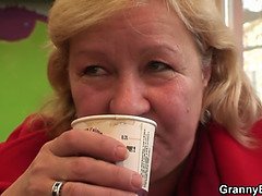 Schönheit, Blondine, Blasen, Kehlenfick, Oma, Riesig, Realität, Stiefmutter