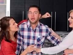 Blondine, Blasen, Hundestellung, Frau frau mann, Behaart, Küche, Milf, Flotter dreier
