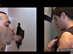 素人, フェラチオ, イく瞬間, 顔射, のぞき穴, 手コキする, フェラする, タトゥー