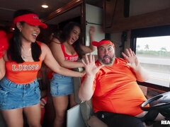 Aziatisch, Pijpbeurt, Gek, Hondjeshouding, Sperma in gezicht, Handbeurt, Interraciaal, Likken