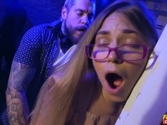 Culo grande, Verga grande, Mamada, Club, Polla, Gafas, Afeitado, Tetas