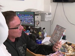 顔面騎乗, ドイツ人, 手コキする, 下着, オナニー, オーガズム, 秘密の, スカートのぞき