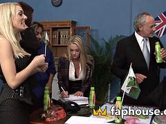 Británico, Doble penetracion, Cuadrupleta, Sexo duro, Desnudo, Oficina, Público, Puta