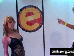 В клубе, Эротика, Группа, Лесбиянка, На публике, Софткор