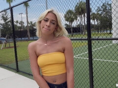 Amerikaans, Blond, Hondjeshouding, Kokhalzen, Buiten, Gezichtspunt, Tatoeage, Tieten likken