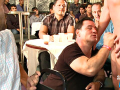 Amateur, Sucer une bite, Gorge profonde, Homosexuelle, Fête, Réalité, Tatouage, Voyeur