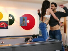 Sucer une bite, Brunette brune, Queue, Jeans, Mère que j'aimerais baiser, Maman, Piscine