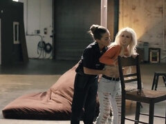 Blonde, En gros plan de très près, Femme dominatrice, Doigter, Seins naturels, Petite femme, Police, Lécher le sphincter