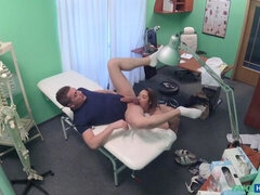 Arzt, Hundestellung, Handjob, Lecken, Krankenschwester, Büro, Arsch lecken, Uniform