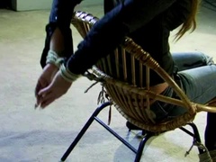 Gros seins, Talons, Attachée